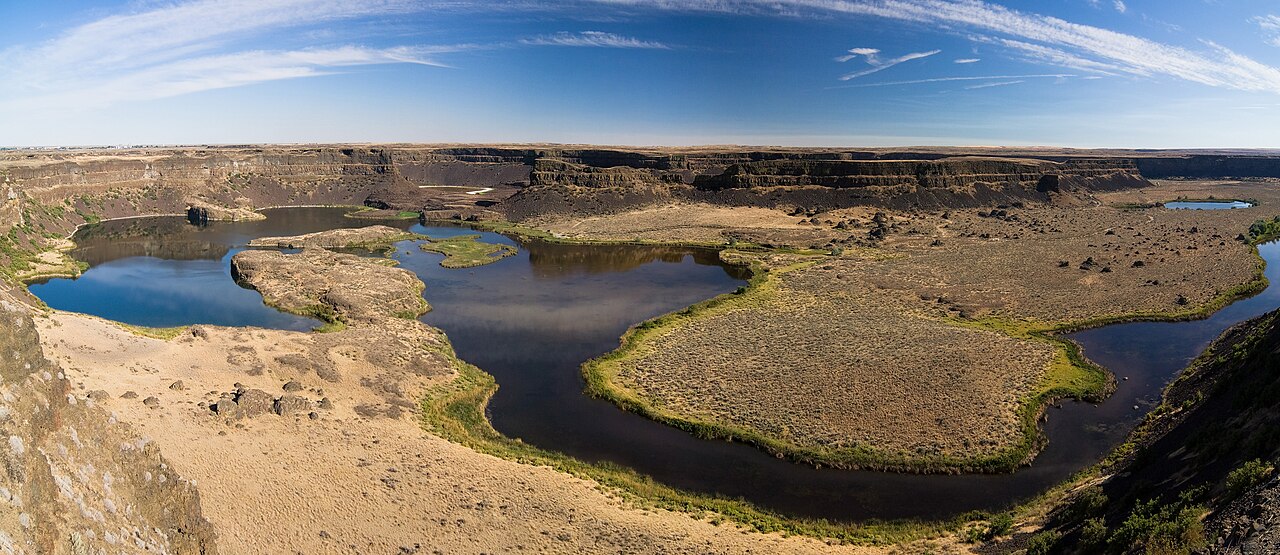 Panorama of Dry Falls in eastern Washington, a wide horseshoe of sheer basalt cliffs above a series of small lakes